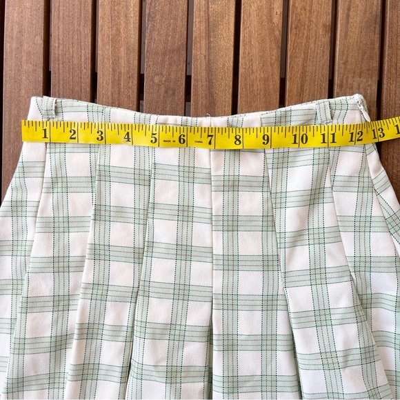 BERSHKA ~ Cream and Green Plaid Mini Skirt with Cute Box Pleats ~ Size XS - Picture 5 of 6